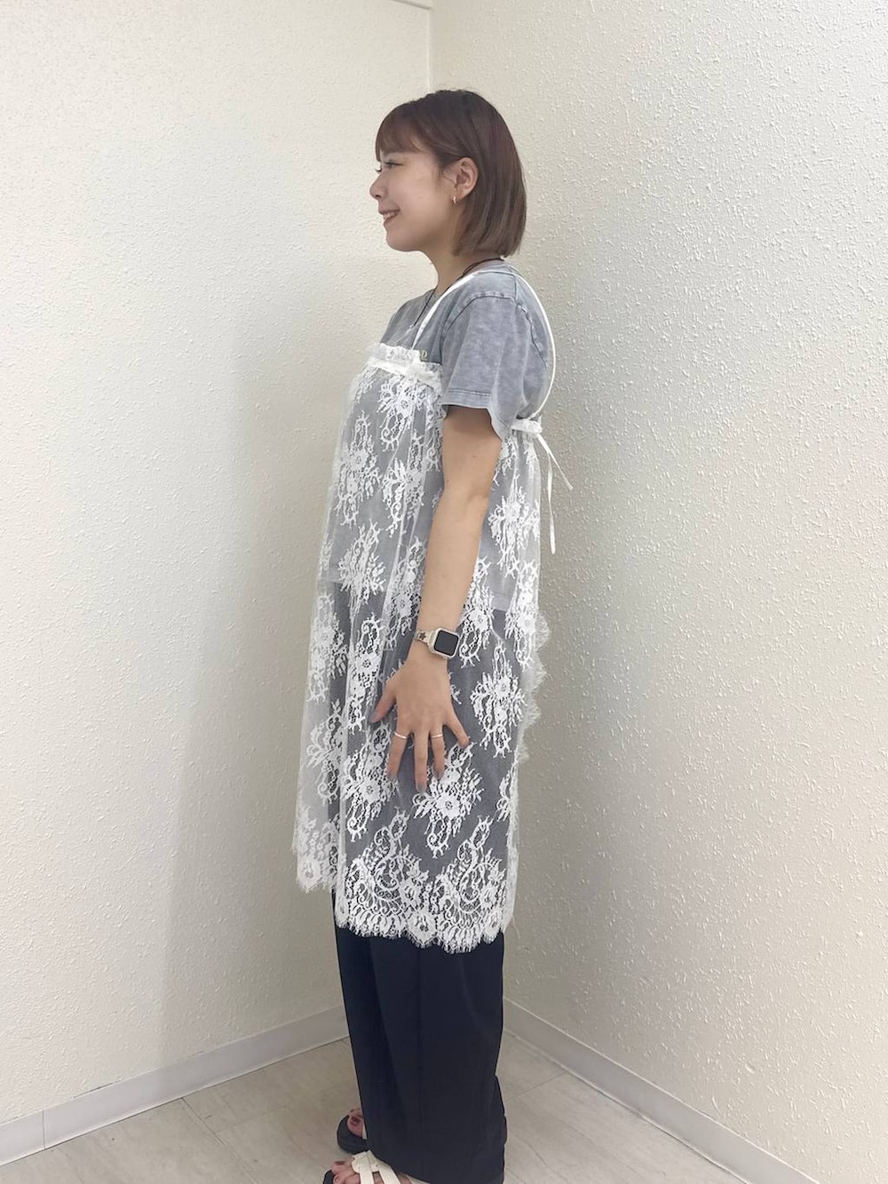ブラック系のその他パンツ、ホワイト系のサンダル、ホワイト系のワンピースを着用したレディースの春コーディネートの2枚目の写真