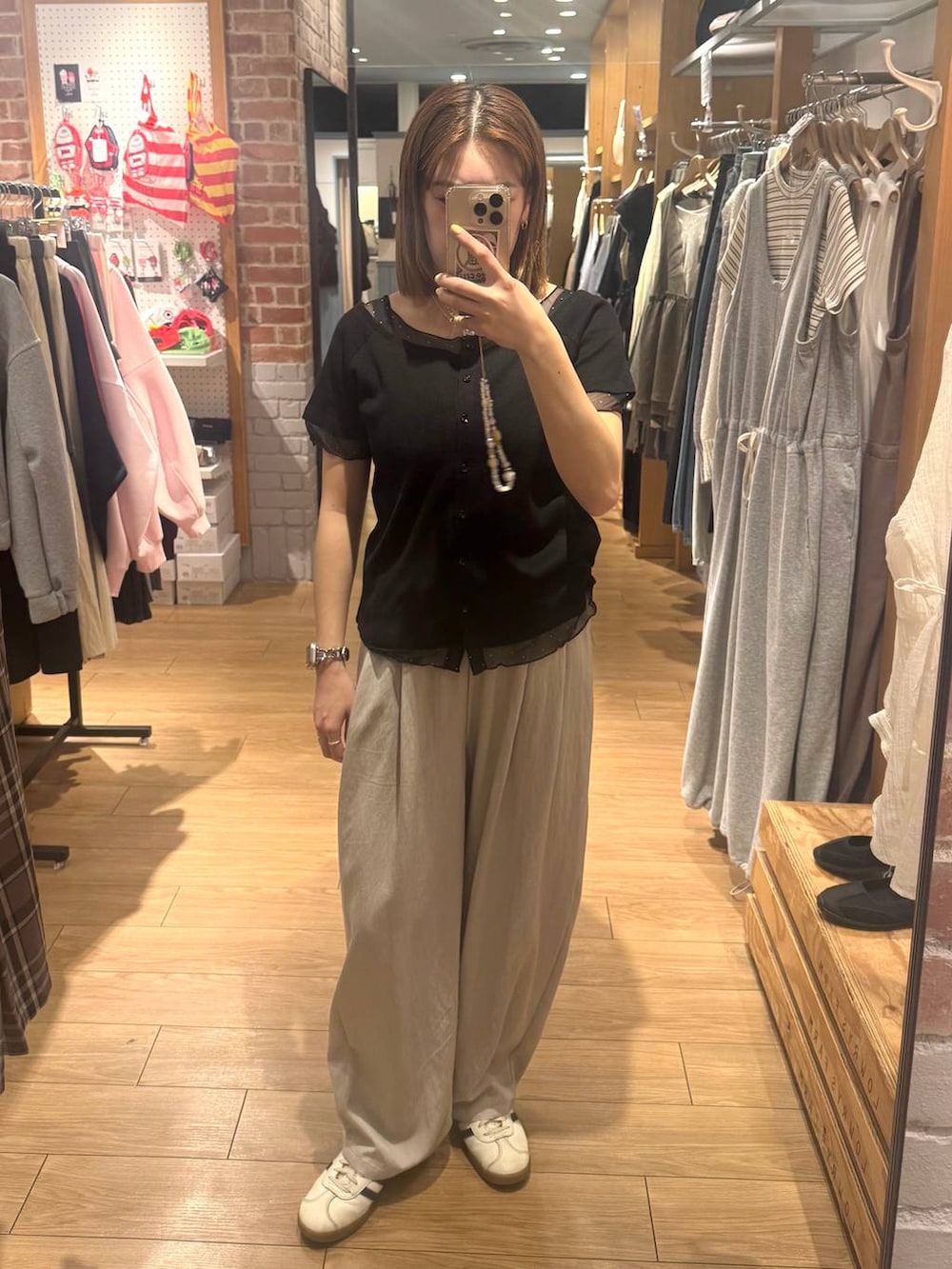 ホワイト系のその他パンツ、ブラック系のTシャツ/カットソーを着用したレディースの春コーディネートの2枚目の写真