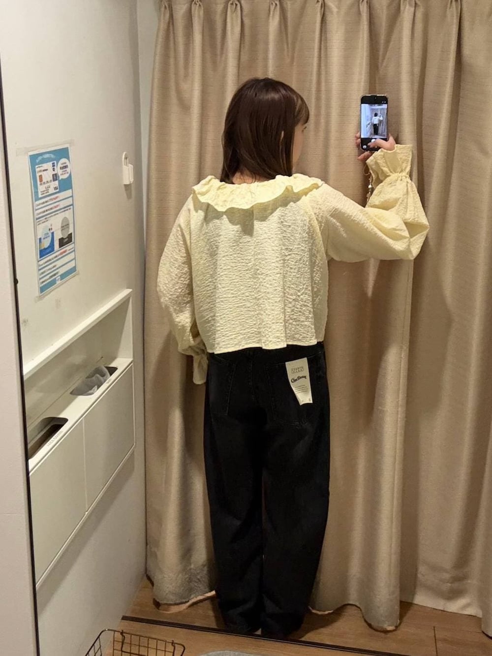 ブラック系のデニムパンツ、イエロー系のシャツ/ブラウスを着用したレディースの春コーディネートの2枚目の写真