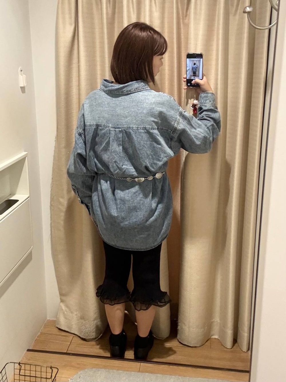 ブラック系のその他パンツ、ブラック系のローファー、ブルー系のシャツ/ブラウスを着用したレディースの秋コーディネートの2枚目の写真