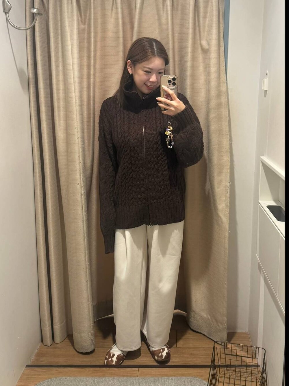 ベージュ系のスウェットパンツ、ブラウン系のカーディガン/ボレロを着用したレディースの冬コーディネートの2枚目の写真
