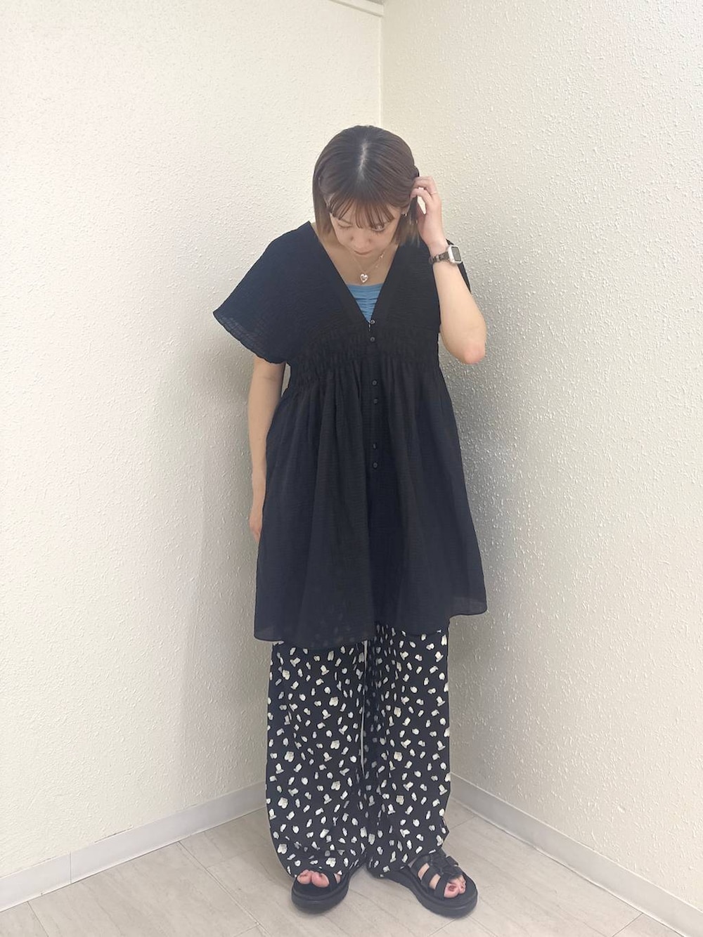 ブラック系のシャツ/ブラウス、ブラック系のサンダル、ブルー系のキャミソールを着用したレディースの夏コーディネートの3枚目の写真