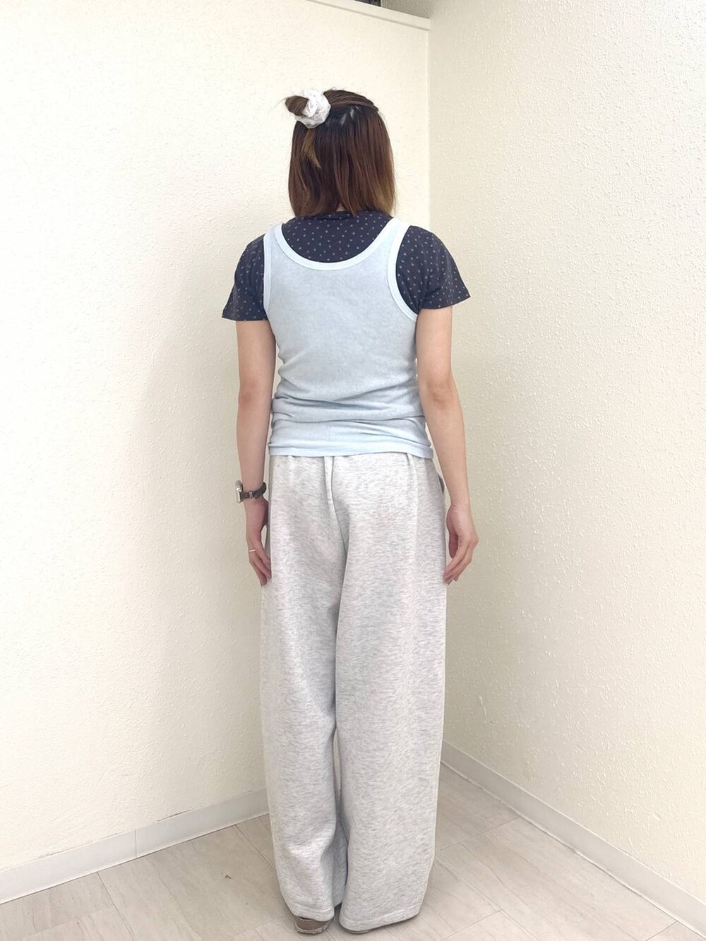 ブルー系のタンクトップ、グレー系のスウェットパンツ、グレー系のTシャツ/カットソーを着用したレディースの夏コーディネートの3枚目の写真