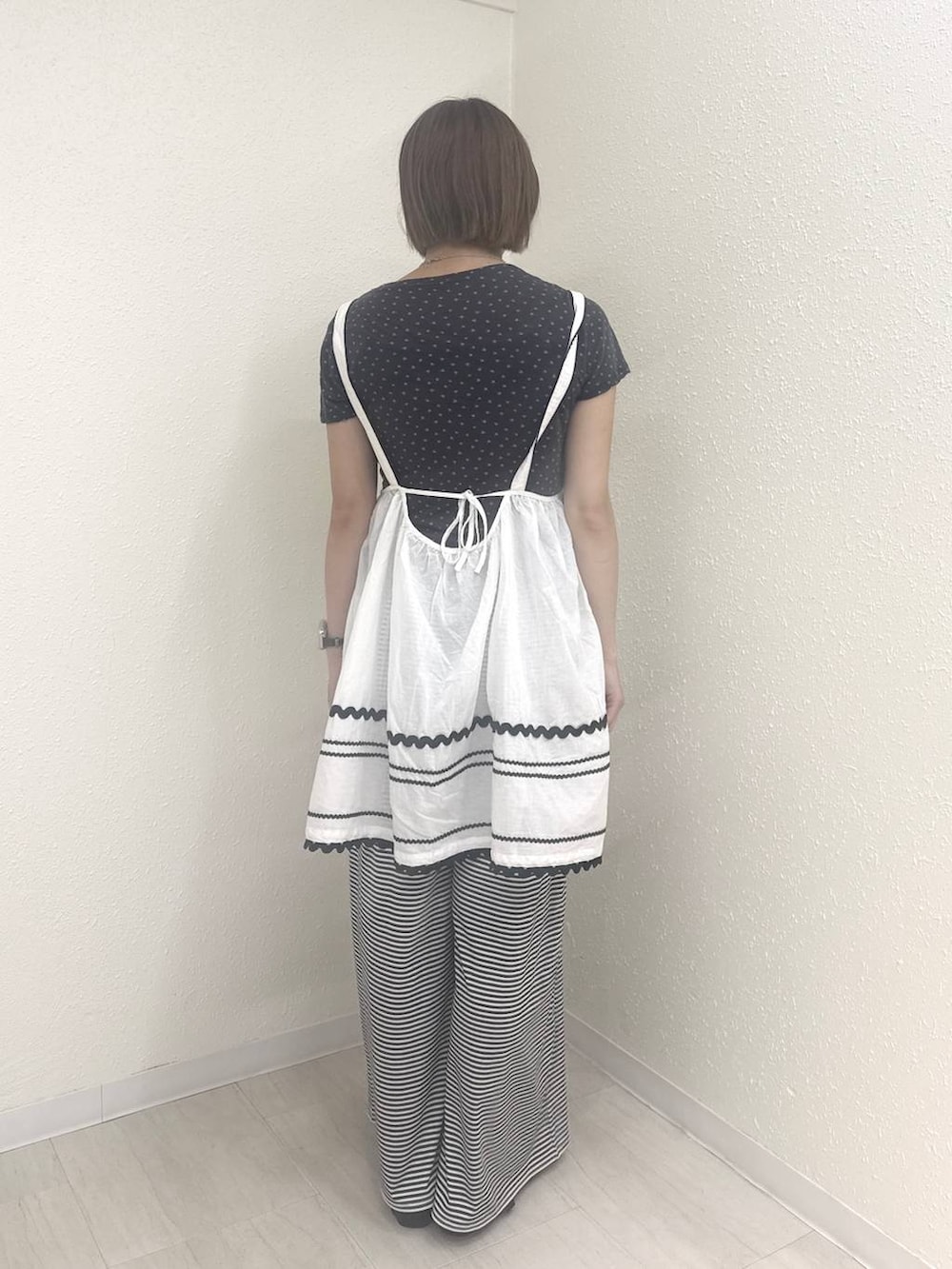ホワイト系のその他パンツ、グレー系のTシャツ/カットソー、ホワイト系のワンピースを着用したレディースの夏コーディネートの4枚目の写真