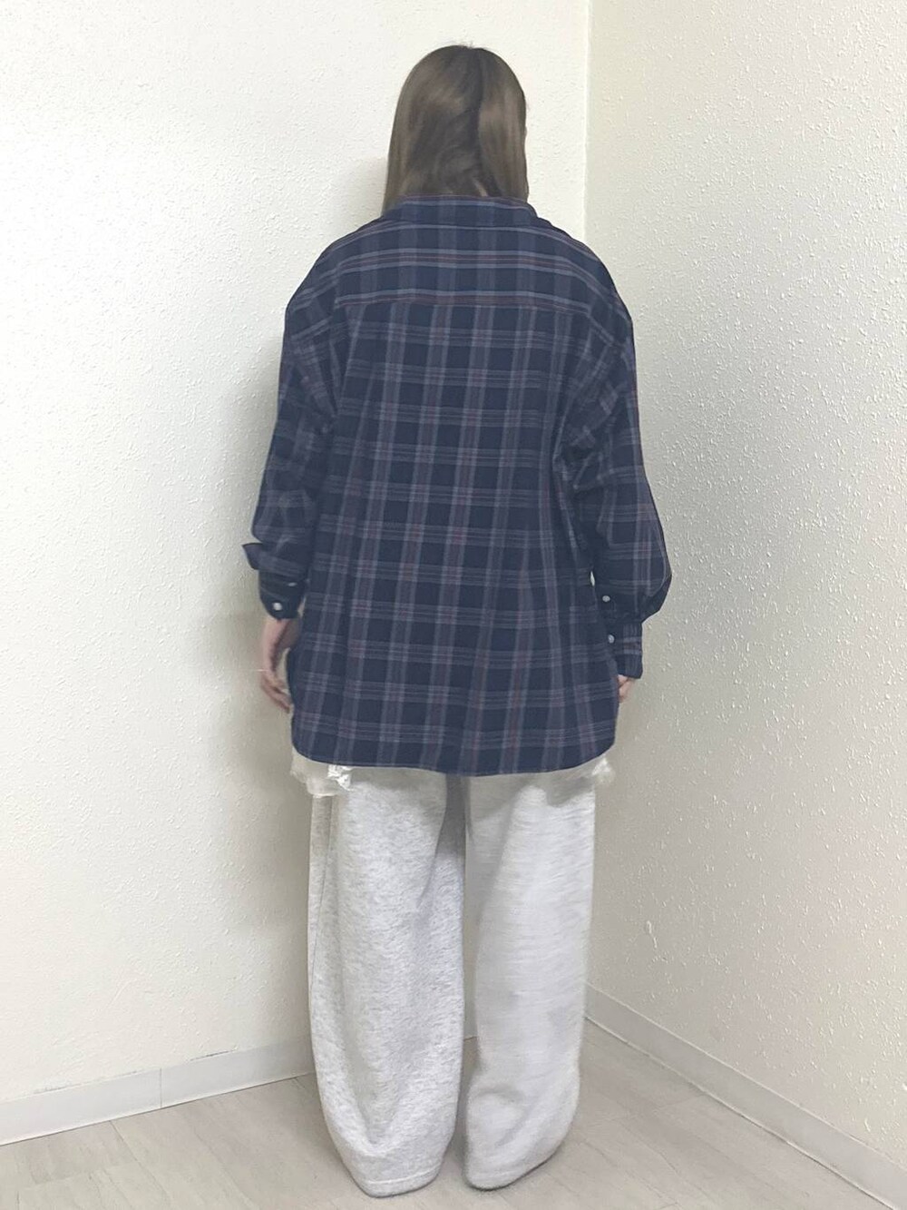 グレー系のスウェットパンツ、ホワイト系のスカート、ブルー系のシャツ/ブラウスを着用したレディースの秋コーディネートの4枚目の写真