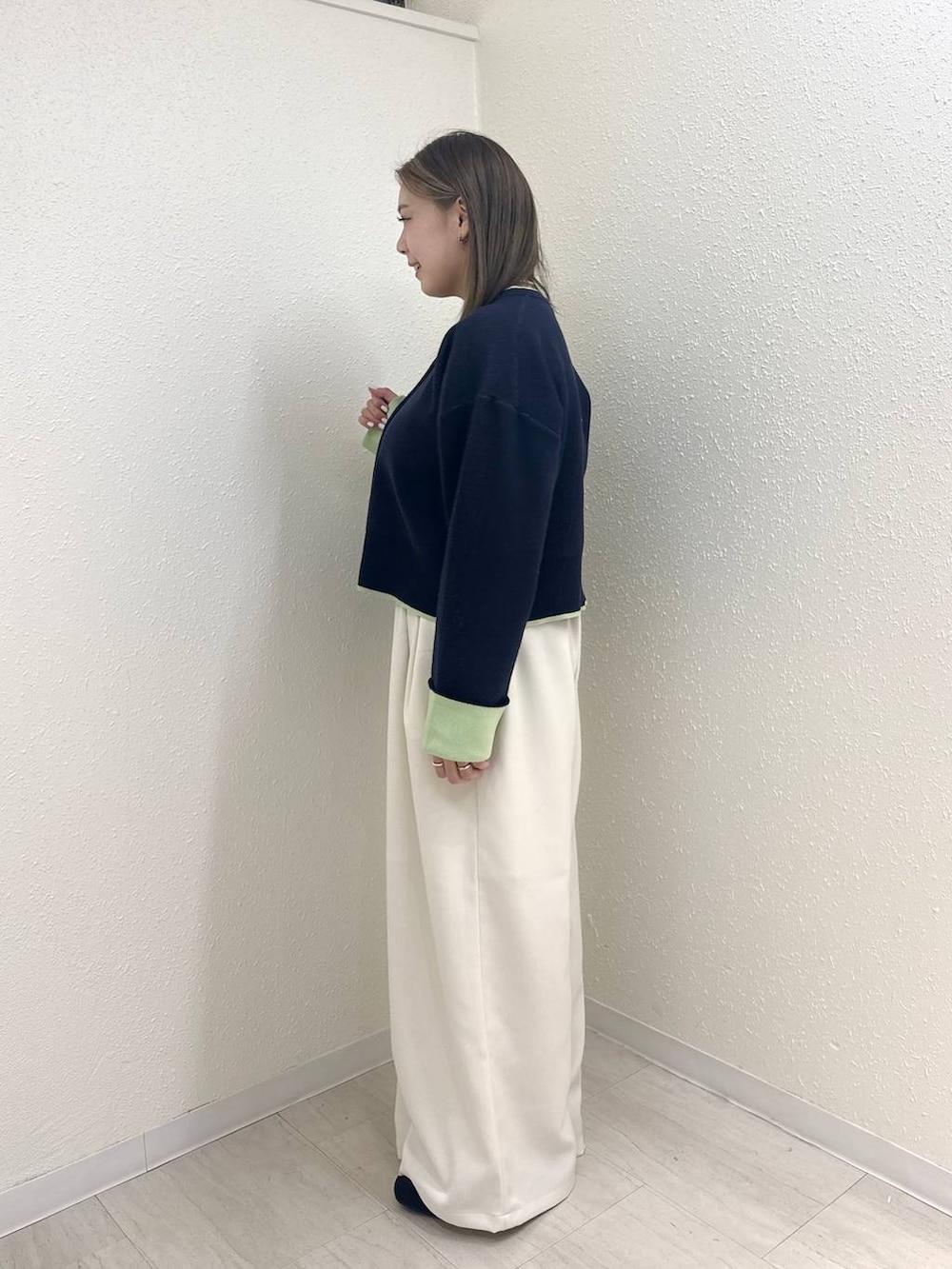 ホワイト系のその他パンツ、ブラック系のショルダーバッグ、ブラック系のモカシン/デッキシューズを着用したレディースの冬コーディネートの2枚目の写真