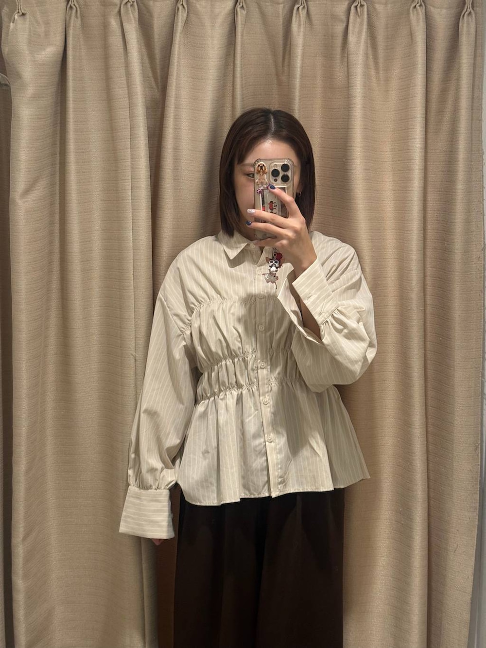 ブラック系のその他パンツを着用したレディースの秋コーディネートの2枚目の写真