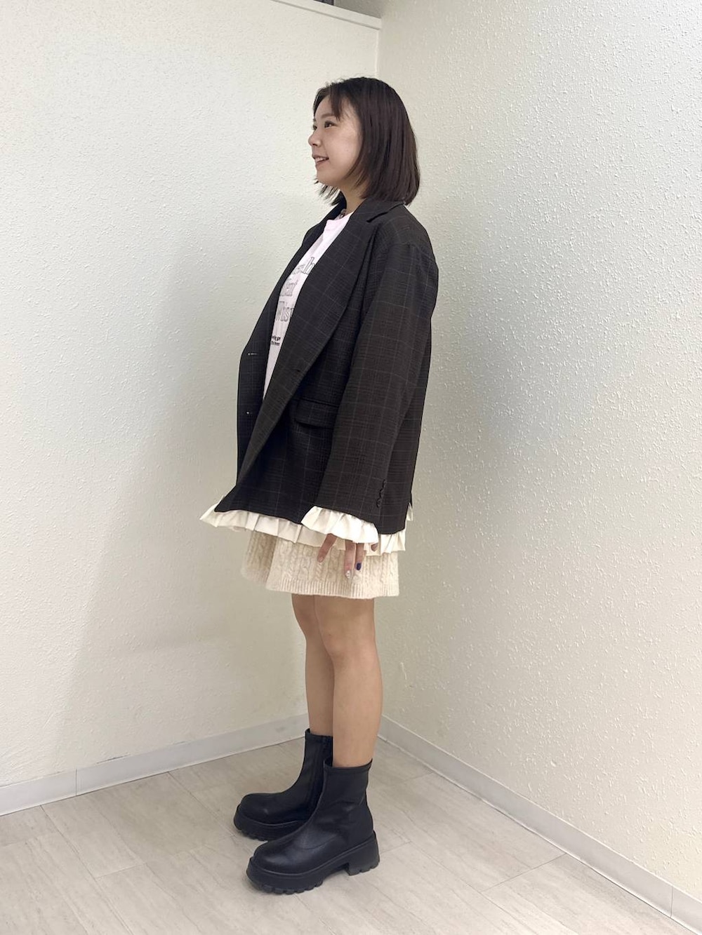 ブラック系のブーツ、ホワイト系のその他パンツ、ピンク系のTシャツ/カットソーを着用したレディースの秋コーディネートの3枚目の写真
