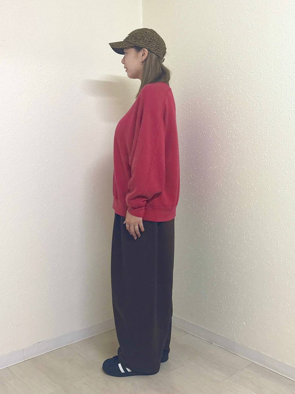 ブラウン系のその他パンツ、レッド系のスウェット、シルバー系のネックレスを着用したレディースの秋コーディネートの3枚目の写真