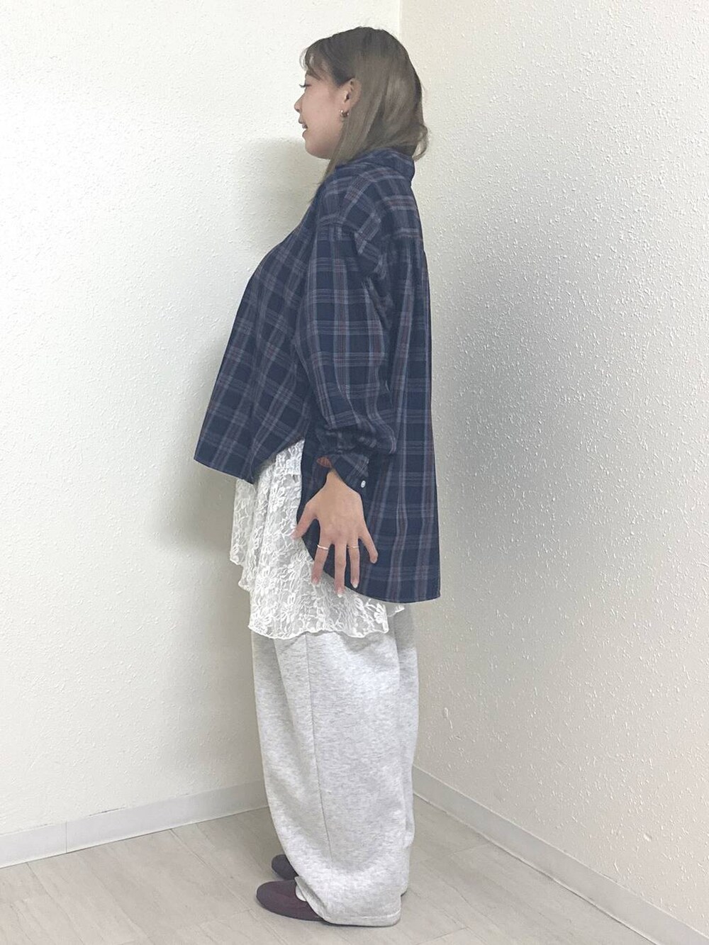 グレー系のスウェットパンツ、ホワイト系のスカート、ブルー系のシャツ/ブラウスを着用したレディースの秋コーディネートの3枚目の写真