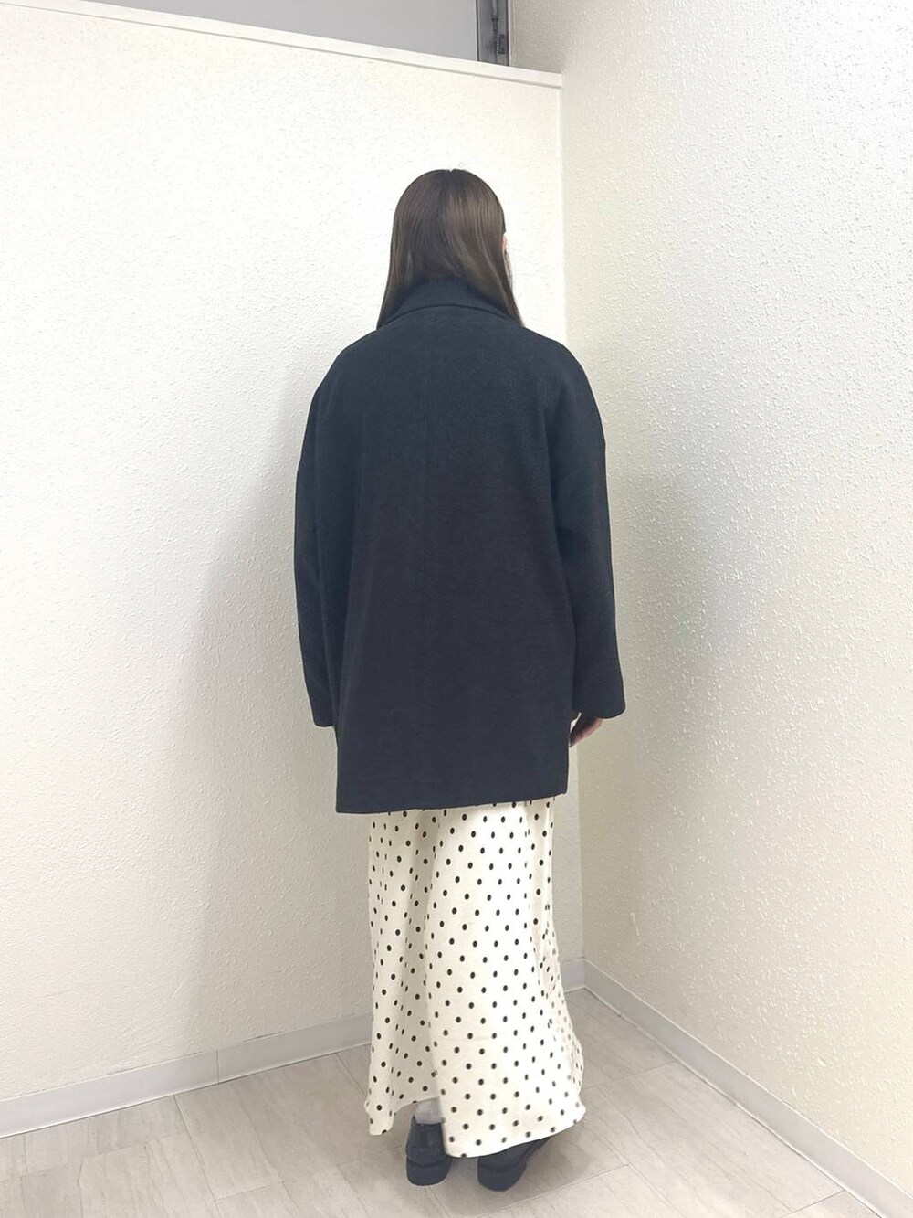 ホワイト系のスカート、グレー系のその他アウター、ブラック系のローファーを着用したレディースの冬コーディネートの5枚目の写真