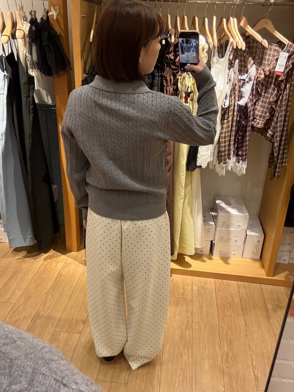 ブラック系のローファー、ホワイト系のスウェットパンツ、グレー系のカーディガン/ボレロを着用したレディースの秋コーディネートの3枚目の写真