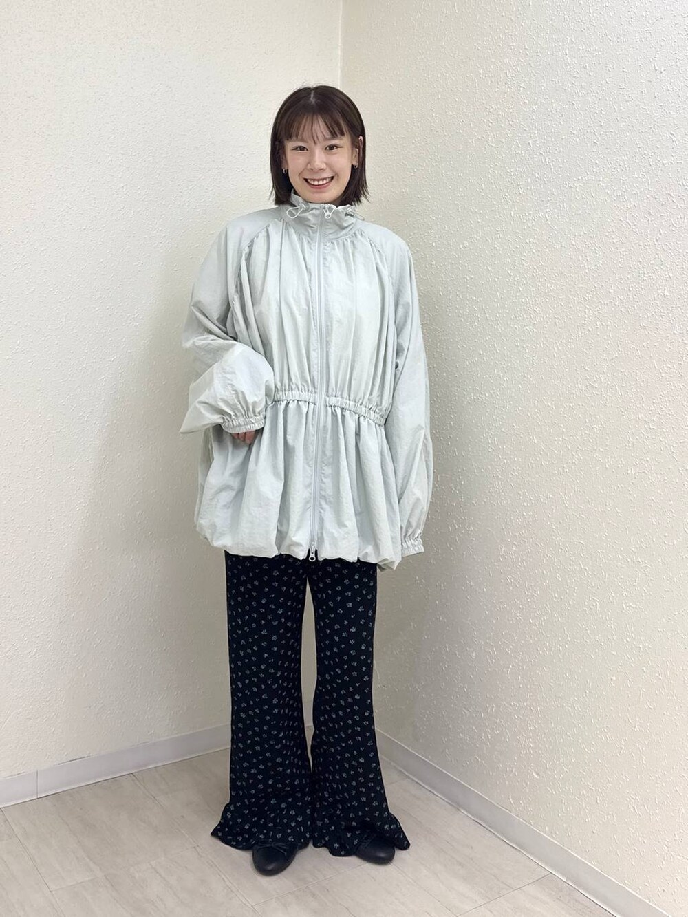 ブラック系のその他パンツ、グリーン系のワンピースを着用したレディースの秋コーディネートの2枚目の写真