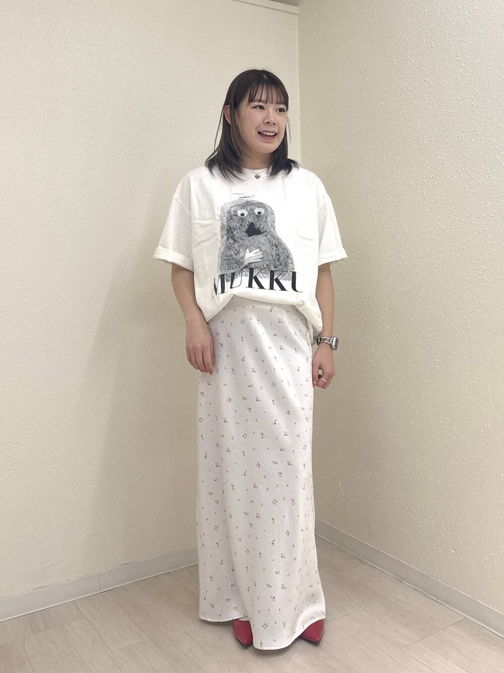 ホワイト系のスカート、ホワイト系のTシャツ/カットソーを着用したレディースの春コーディネートの2枚目の写真