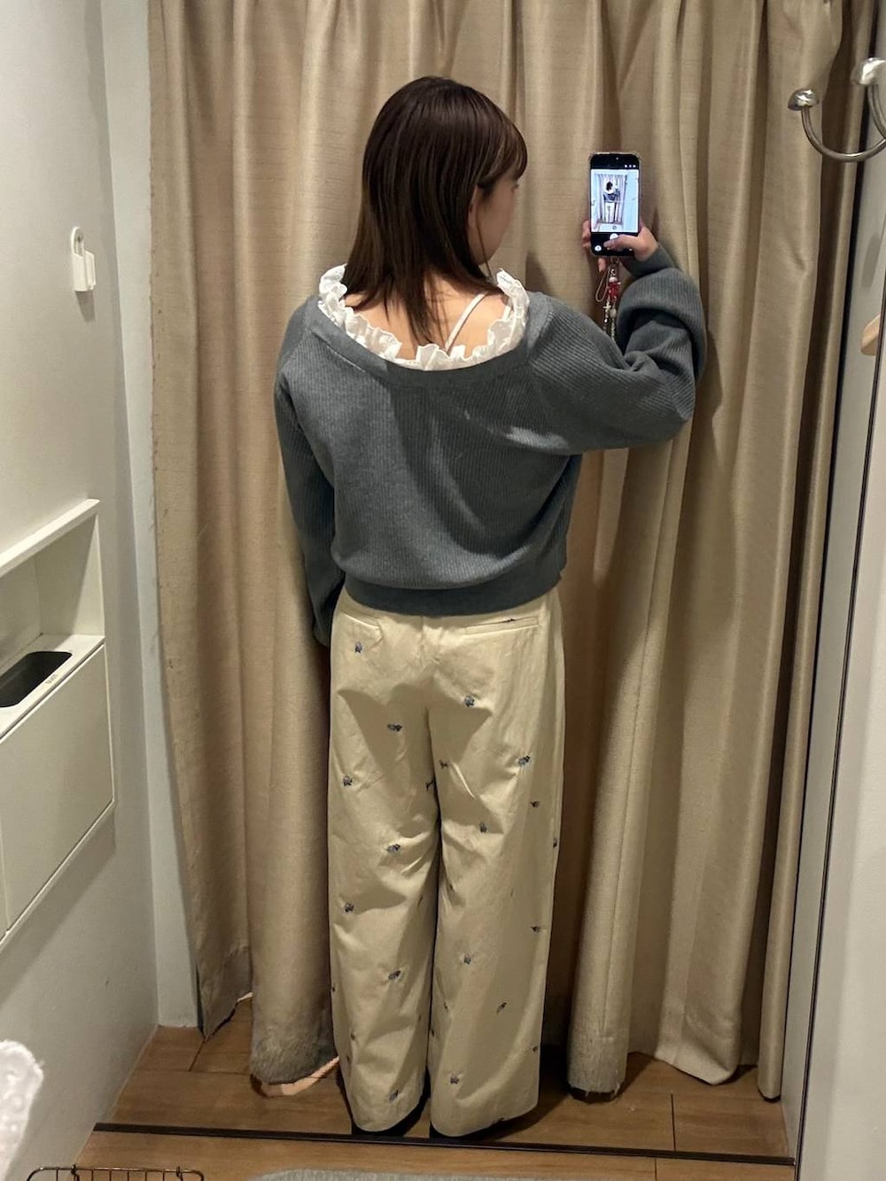 ブラック系のサンダル、グレー系のカーディガン/ボレロ、ベージュ系のその他パンツを着用したレディースの春コーディネートの2枚目の写真