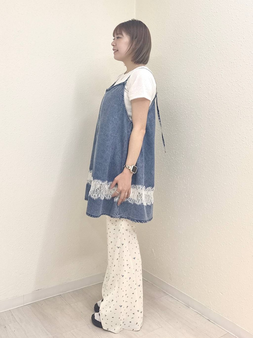 ブラウン系のサンダル、ホワイト系のその他パンツ、ブルー系のワンピースを着用したレディースの春コーディネートの3枚目の写真