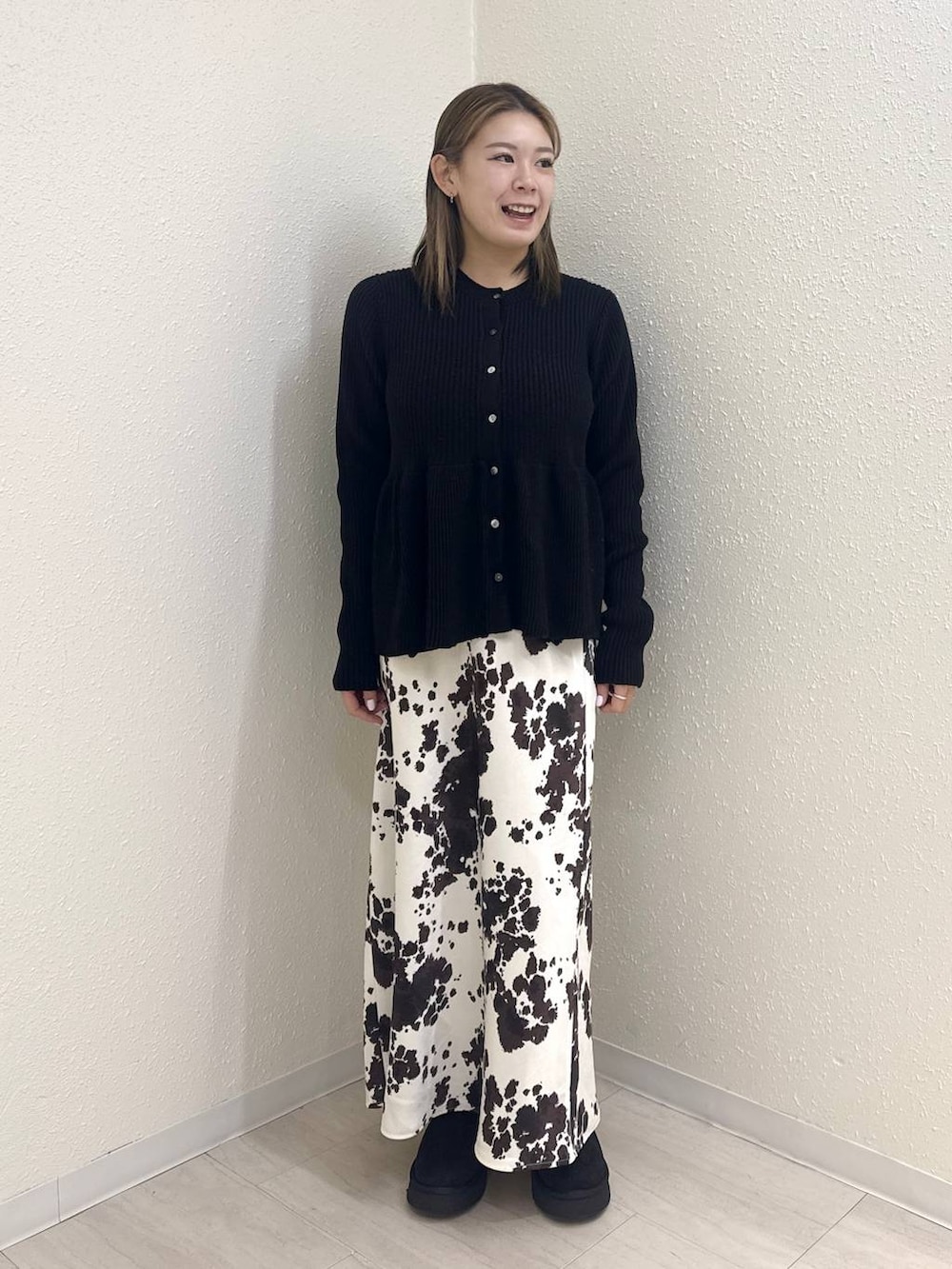 その他のスカート、ブラック系のブーツ、ブラック系のカーディガン/ボレロを着用したレディースの冬コーディネートの2枚目の写真