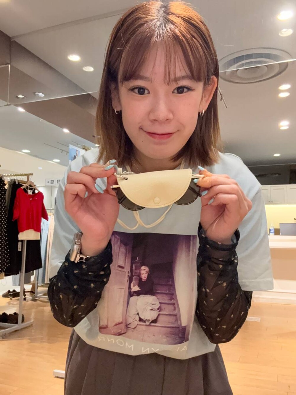 グレー系のその他パンツ、ブルー系のTシャツ/カットソー、その他のサングラスを着用したレディースの春コーディネートの2枚目の写真