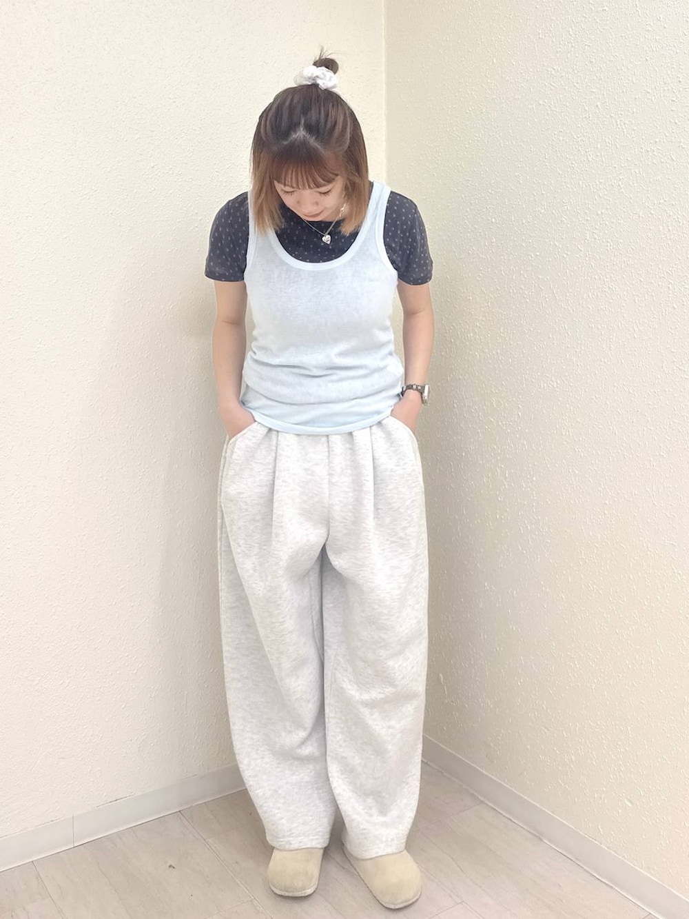 ブルー系のタンクトップ、グレー系のスウェットパンツ、グレー系のTシャツ/カットソーを着用したレディースの夏コーディネートの2枚目の写真