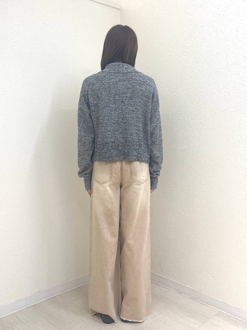 オレンジ系のデニムパンツ、ブラック系のサンダル、グレー系のカーディガン/ボレロを着用したレディースの春コーディネートの3枚目の写真