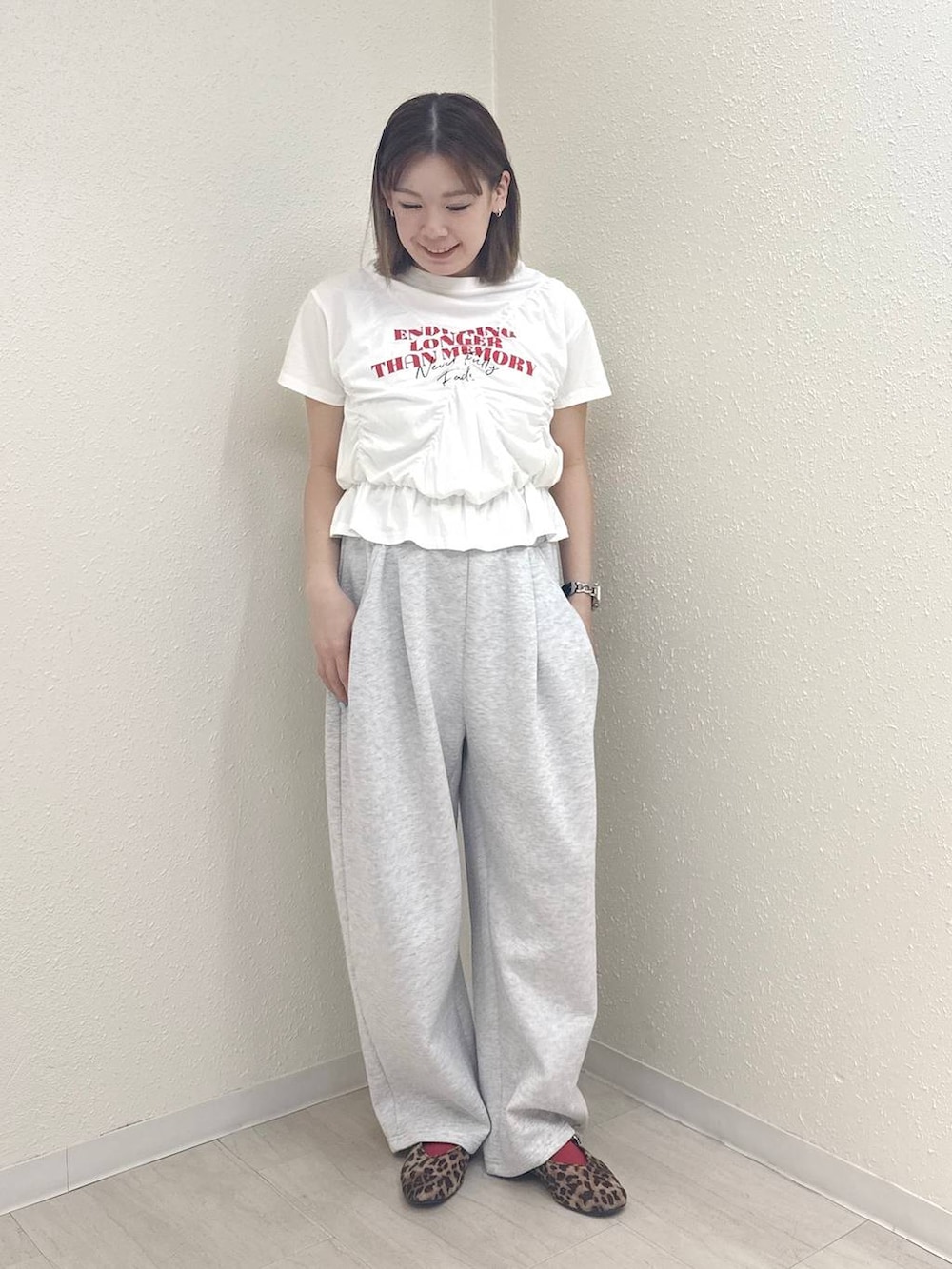 グレー系のスウェットパンツ、ホワイト系のTシャツ/カットソーを着用したレディースの春コーディネートの2枚目の写真