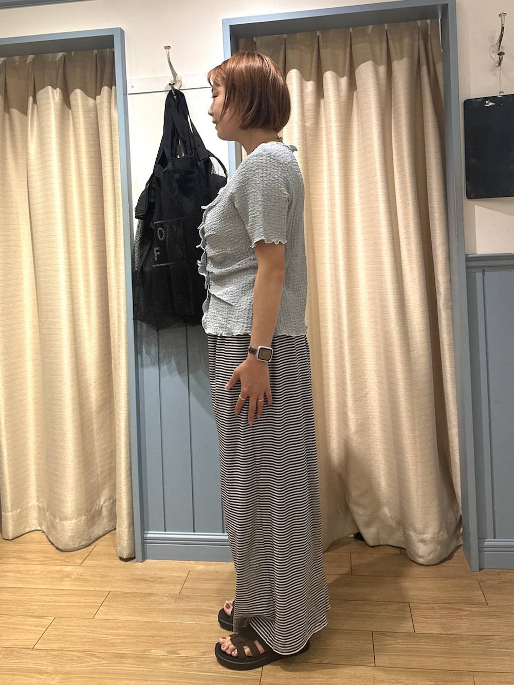 ブルー系のカーディガン/ボレロ、ホワイト系のその他パンツ、ブラウン系のサンダルを着用したレディースの夏コーディネートの3枚目の写真