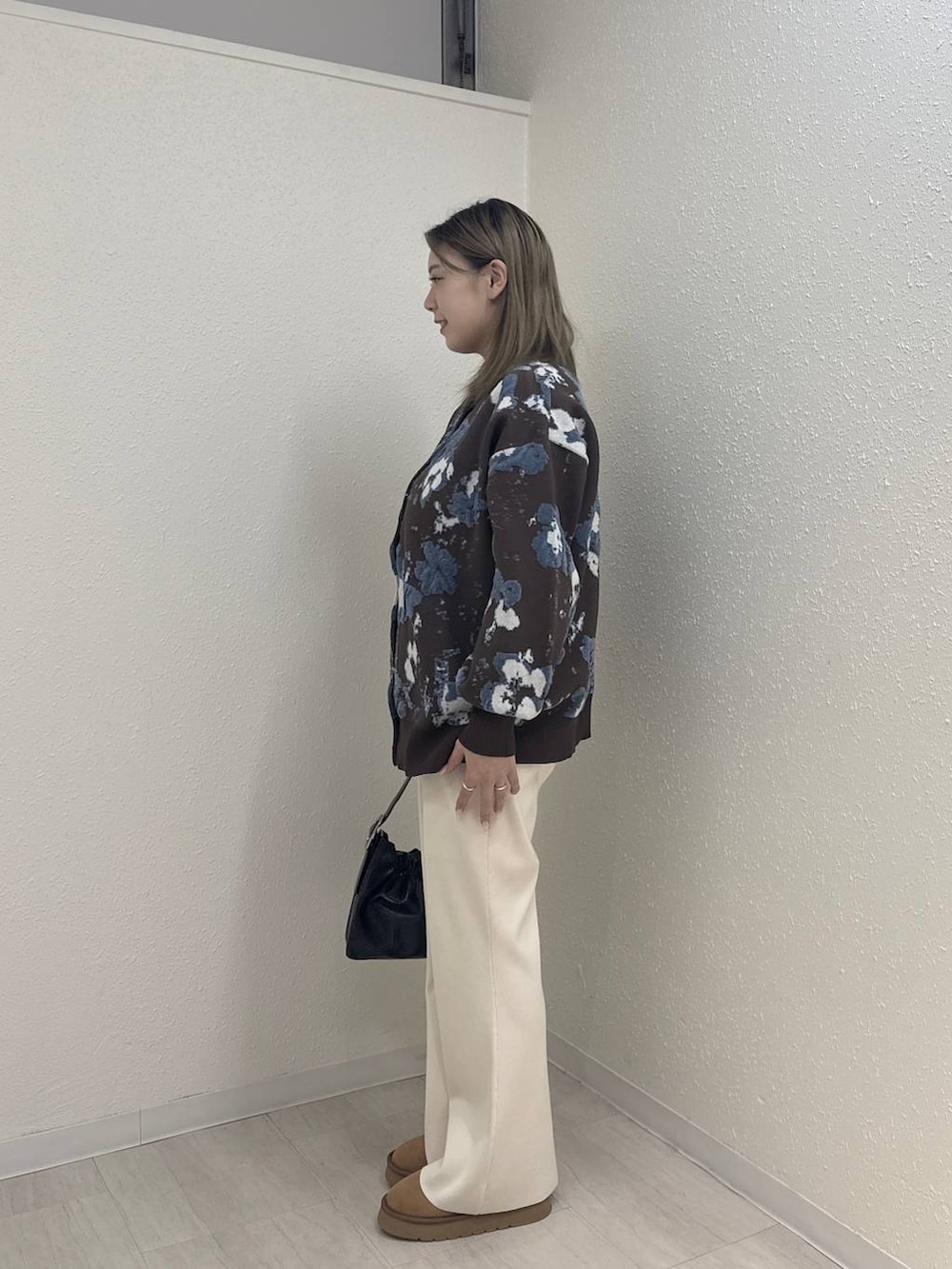 ホワイト系のその他パンツ、ベージュ系のブーツ、ブラウン系のカーディガン/ボレロを着用したレディースの冬コーディネートの3枚目の写真