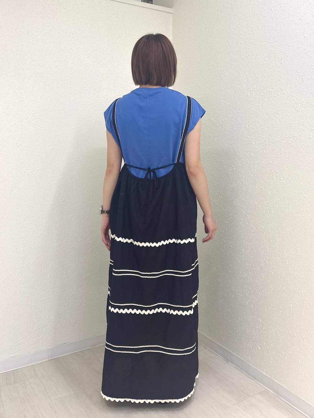 ブルー系のTシャツ/カットソー、ホワイト系のサンダル、ブラック系のワンピースを着用したレディースの夏コーディネートの4枚目の写真