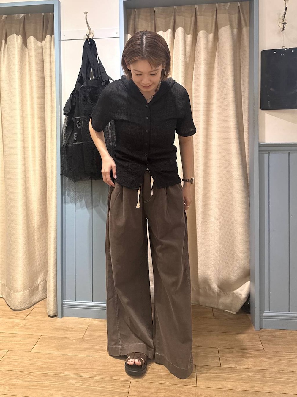 ブラック系のシャツ/ブラウス、ブラウン系のサンダル、ブラウン系のデニムパンツを着用したレディースの夏コーディネートの2枚目の写真