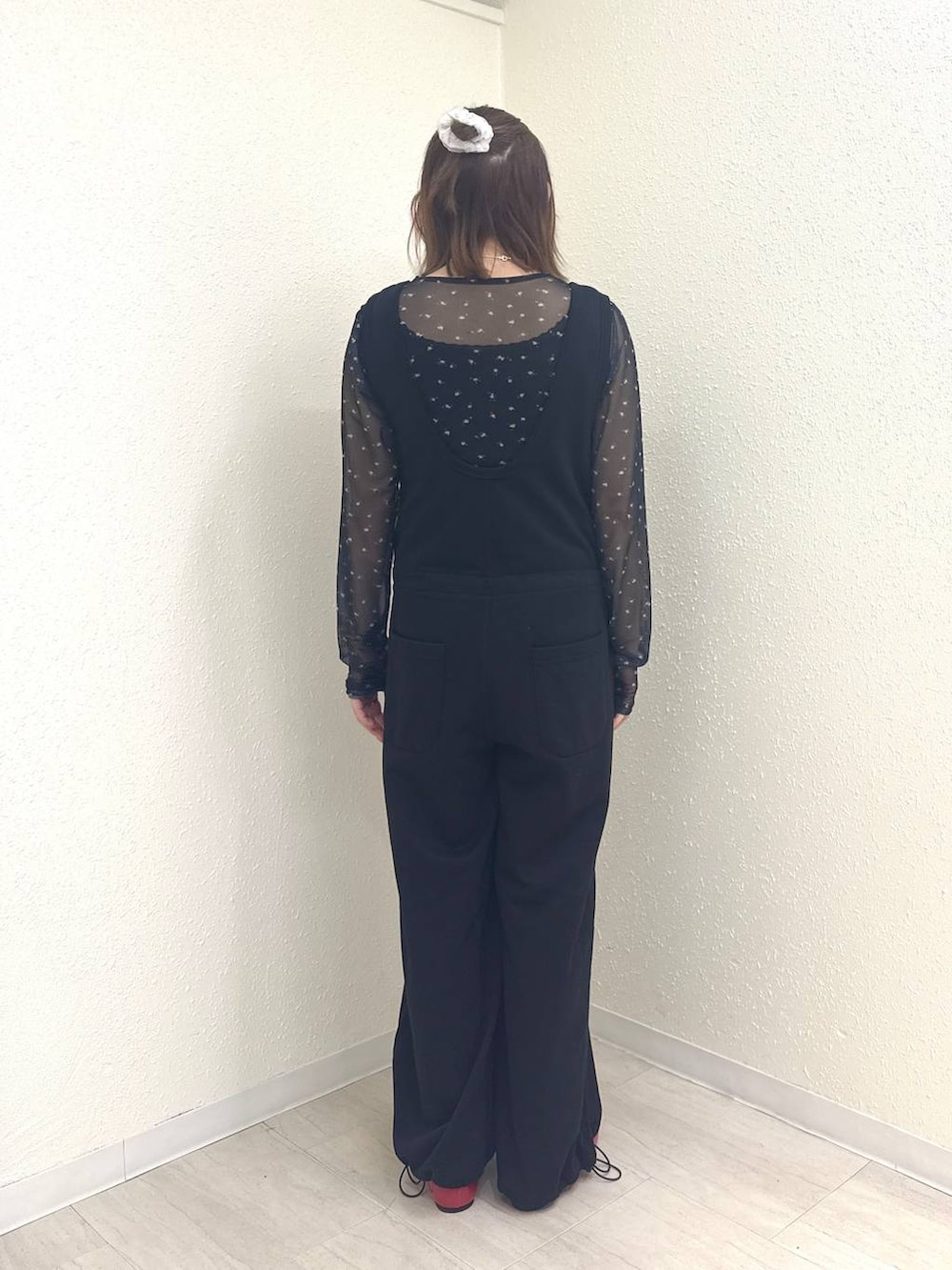 レッド系のパンプス、ブルー系のTシャツ/カットソー、ブラック系のサロペット/オーバーオールを着用したレディースの春コーディネートの4枚目の写真