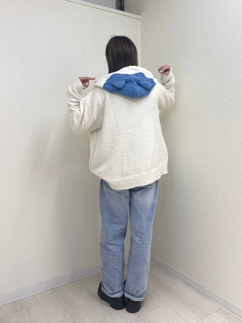 ブルー系のデニムパンツ、ブラック系のサンダル、ブルー系のルームウェア/パジャマを着用したレディースの冬コーディネートの2枚目の写真