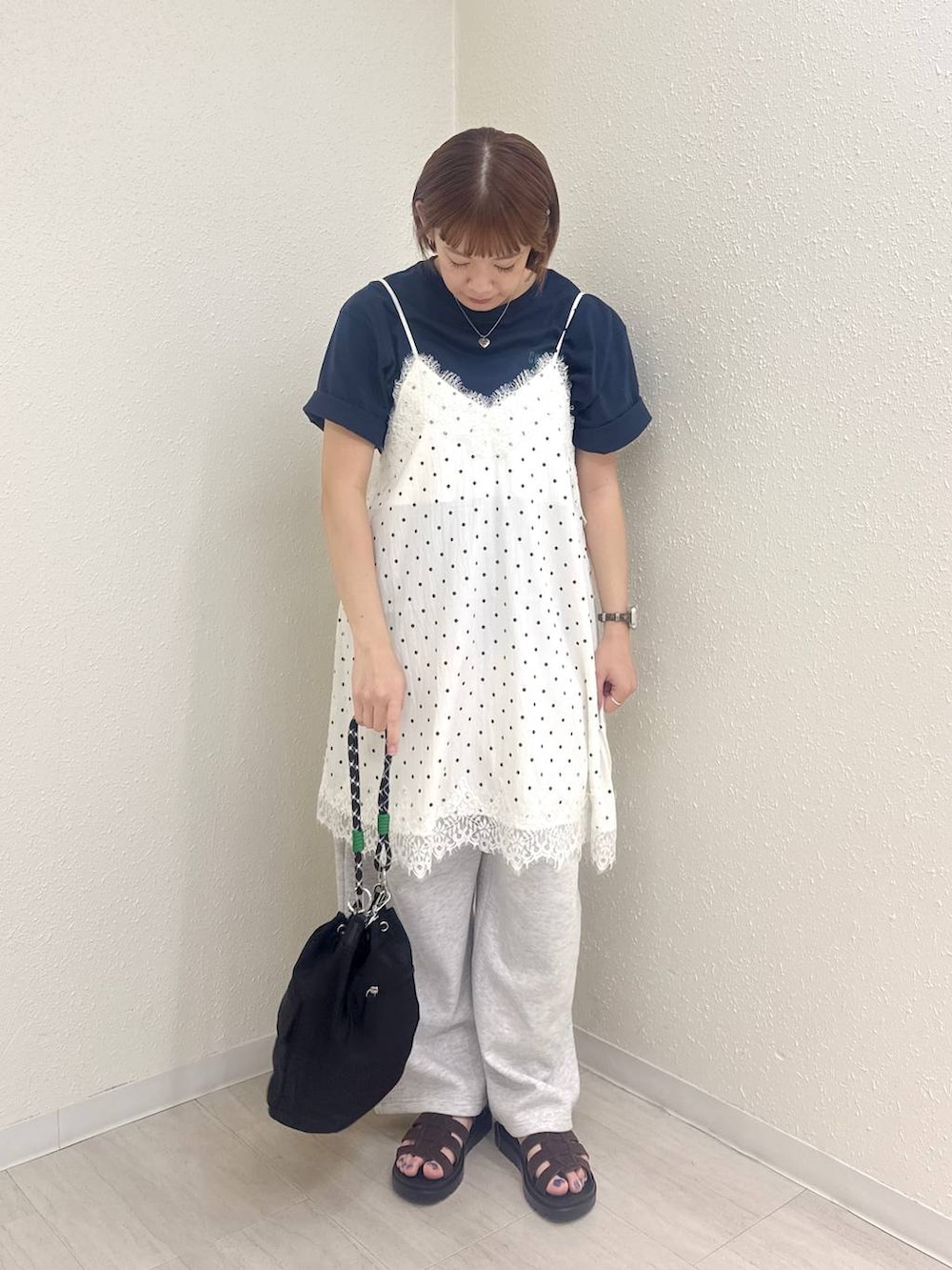 ブルー系のTシャツ/カットソー、グレー系のスウェットパンツ、ブラウン系のサンダルを着用したレディースの夏コーディネートの2枚目の写真