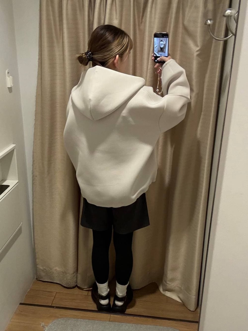 グレー系のその他パンツ、ホワイト系のTシャツ/カットソー、ホワイト系のブルゾンを着用したレディースの冬コーディネートの2枚目の写真