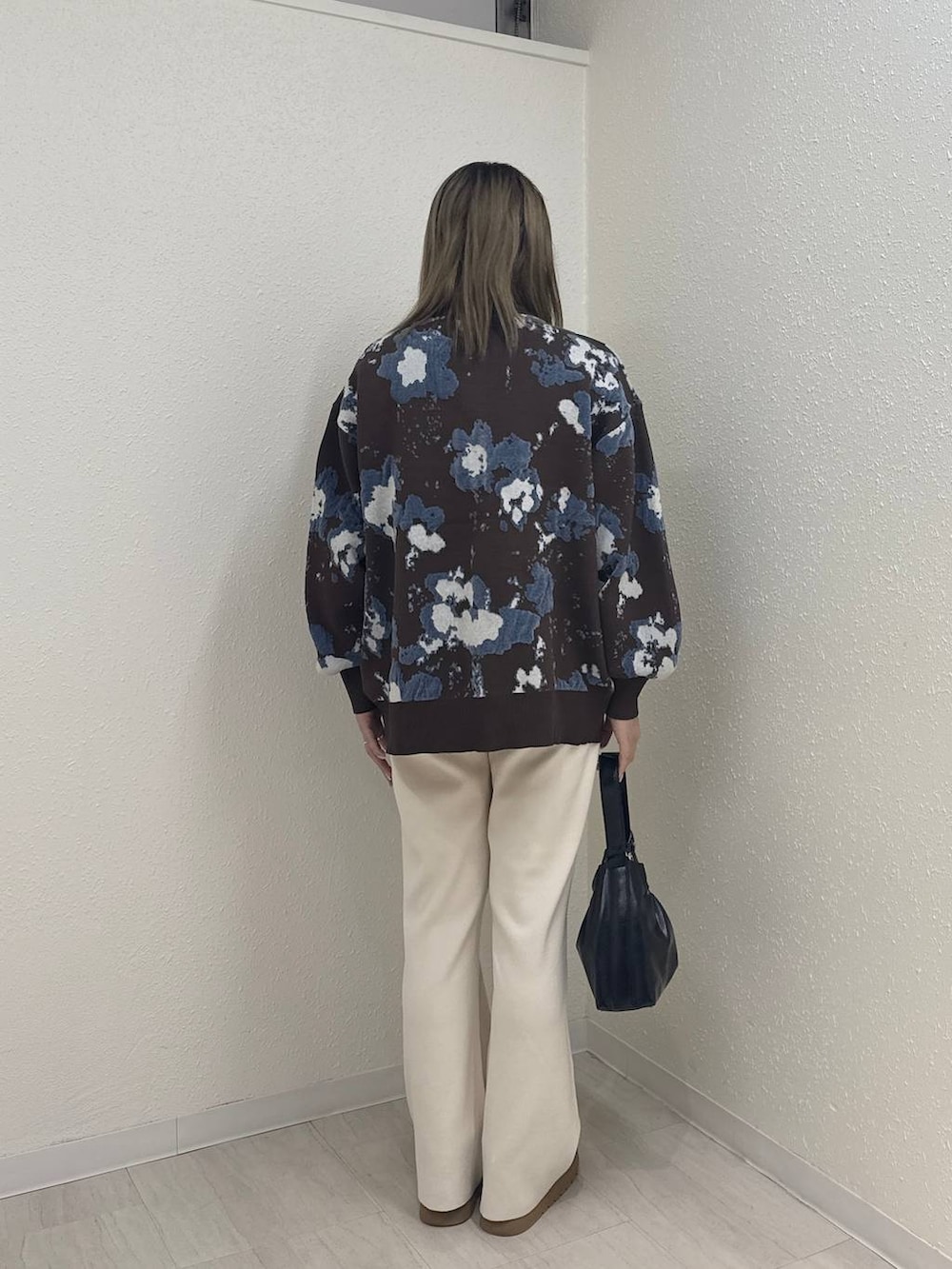 ホワイト系のその他パンツ、ベージュ系のブーツ、ブラウン系のカーディガン/ボレロを着用したレディースの冬コーディネートの4枚目の写真