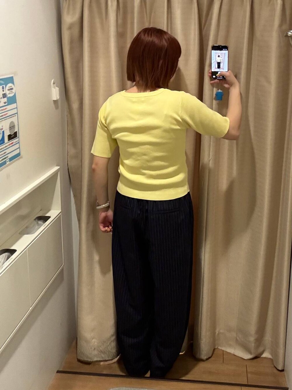 ブルー系のその他パンツ、ブラック系のサンダル、イエロー系のカーディガン/ボレロを着用したレディースの春コーディネートの3枚目の写真