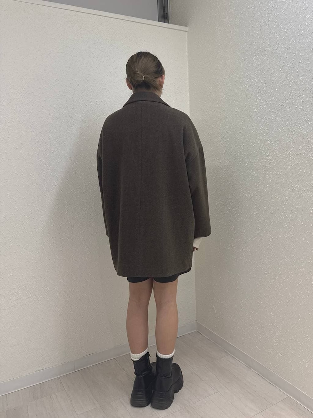 ブラック系のブーツ、ブラウン系のその他アウター、グレー系のその他パンツを着用したレディースの冬コーディネートの4枚目の写真