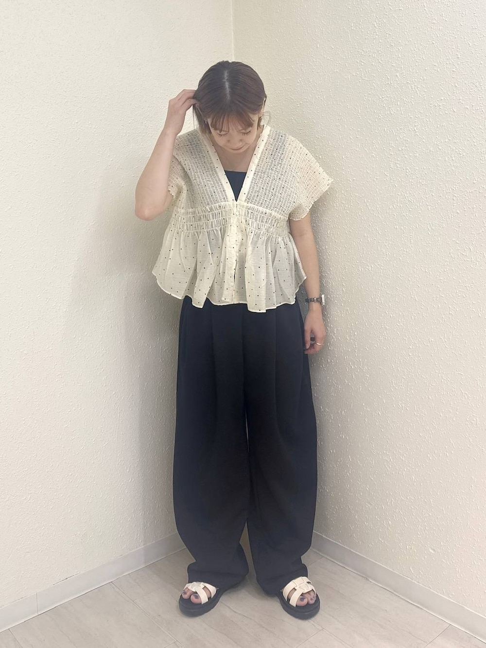 ブラック系のスウェットパンツ、ホワイト系のサンダル、その他のシャツ/ブラウスを着用したレディースの夏コーディネートの2枚目の写真