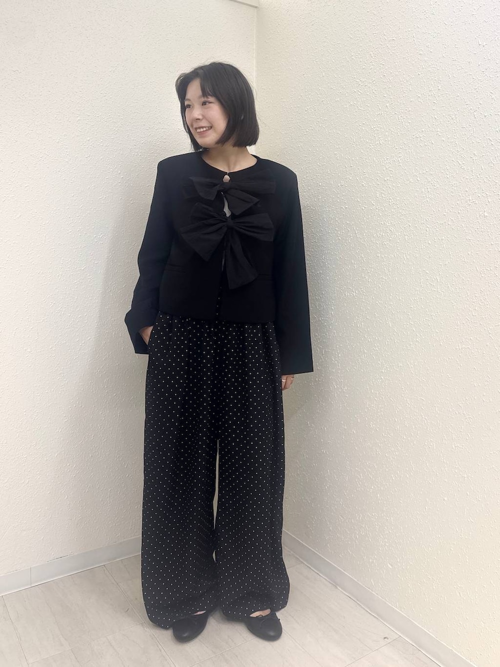 ブラック系のノーカラージャケット、ブラック系のバレエシューズ、ブラック系のその他パンツを着用したレディースの夏コーディネートの3枚目の写真