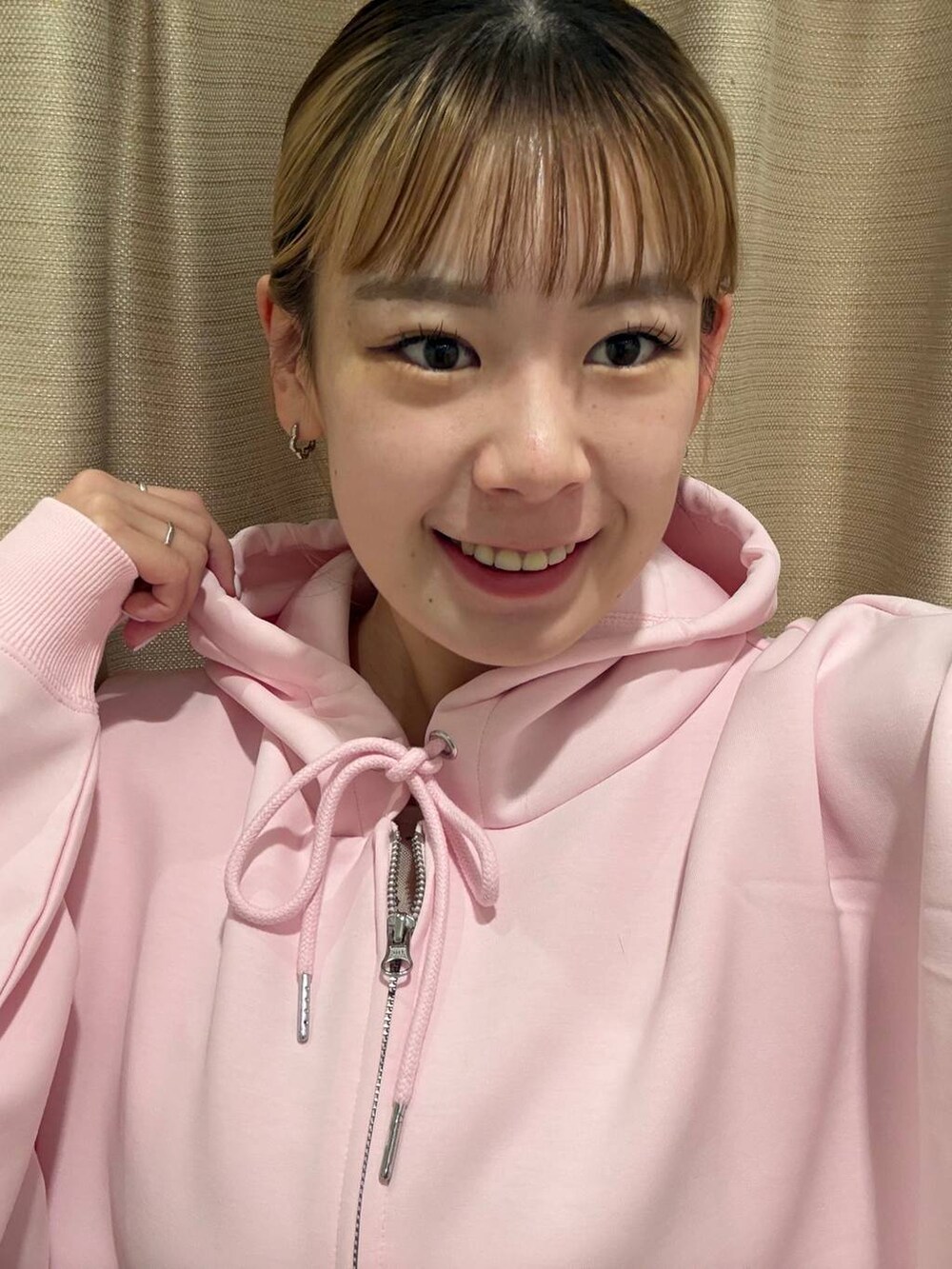 ピンク系のパーカー、グレー系のその他パンツ、ブラック系のサンダルを着用したレディースの冬コーディネートの3枚目の写真