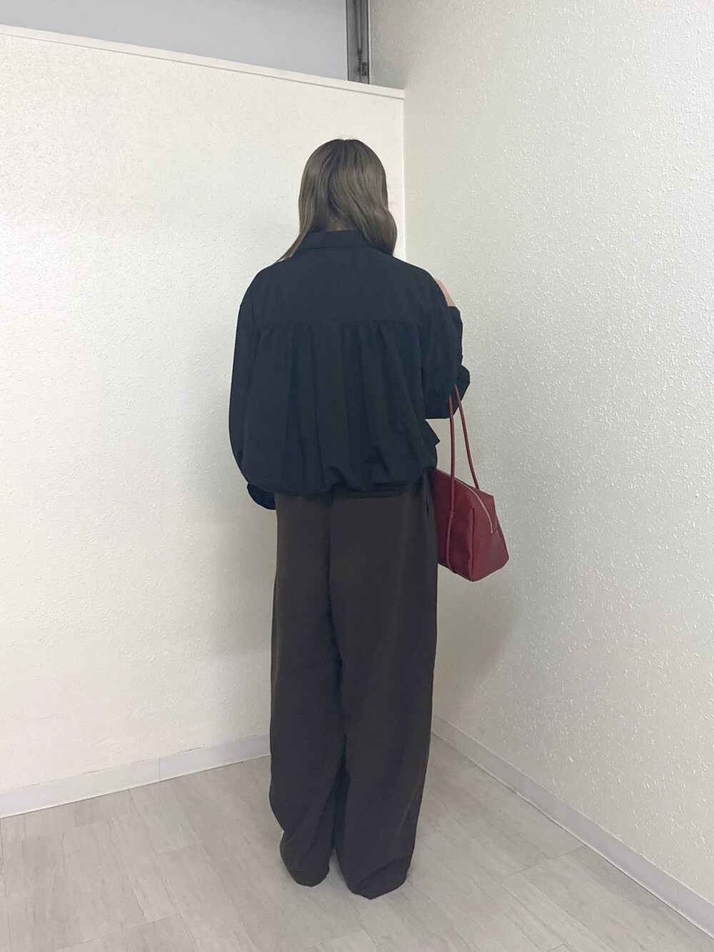 ブラウン系のその他パンツ、シルバー系のパンプス、ブラック系のシャツ/ブラウスを着用したレディースの秋コーディネートの2枚目の写真