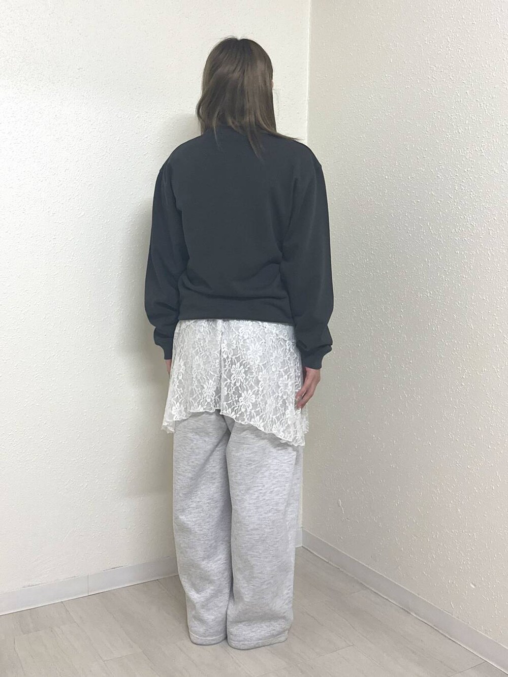 グレー系のスウェットパンツ、ホワイト系のスカート、グレー系のスウェットを着用したレディースの秋コーディネートの4枚目の写真