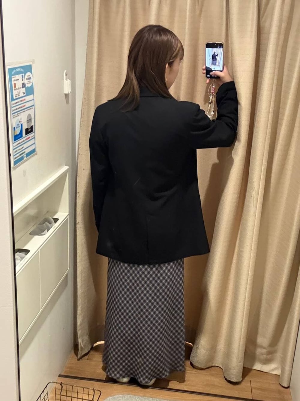 ブラック系のテーラードジャケット、グレー系のスカート、イエロー系のTシャツ/カットソーを着用したレディースの春コーディネートの3枚目の写真