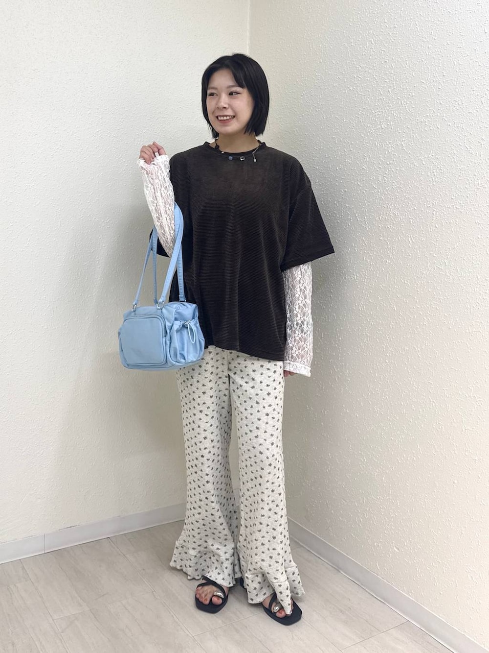 グレー系のその他パンツ、ブラウン系のTシャツ/カットソー、ブラック系のサンダルを着用したレディースの夏コーディネートの2枚目の写真