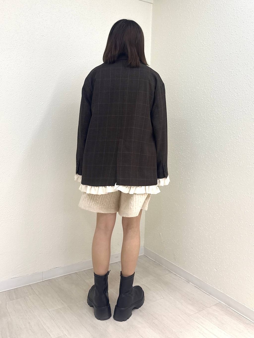 ブラック系のブーツ、ホワイト系のその他パンツ、ピンク系のTシャツ/カットソーを着用したレディースの秋コーディネートの4枚目の写真