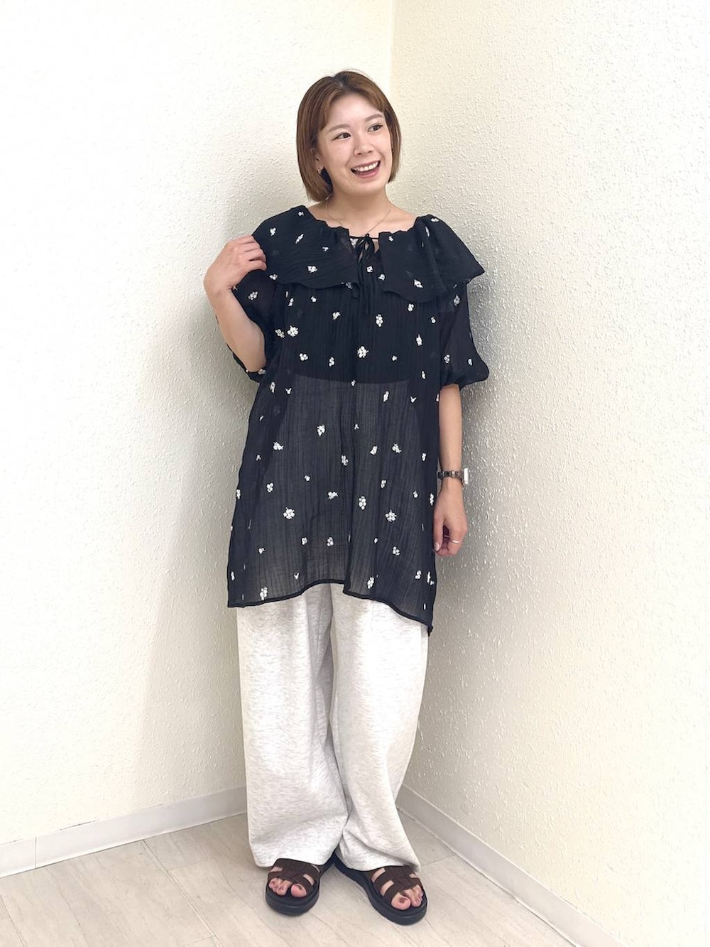 ブラック系のワンピース、グレー系のスウェットパンツ、ブラウン系のサンダルを着用したレディースの夏コーディネートの2枚目の写真