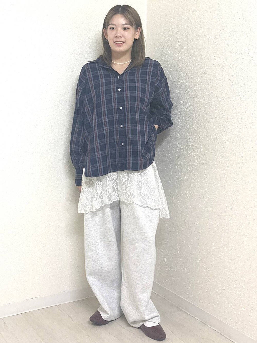 グレー系のスウェットパンツ、ホワイト系のスカート、ブルー系のシャツ/ブラウスを着用したレディースの秋コーディネートの2枚目の写真