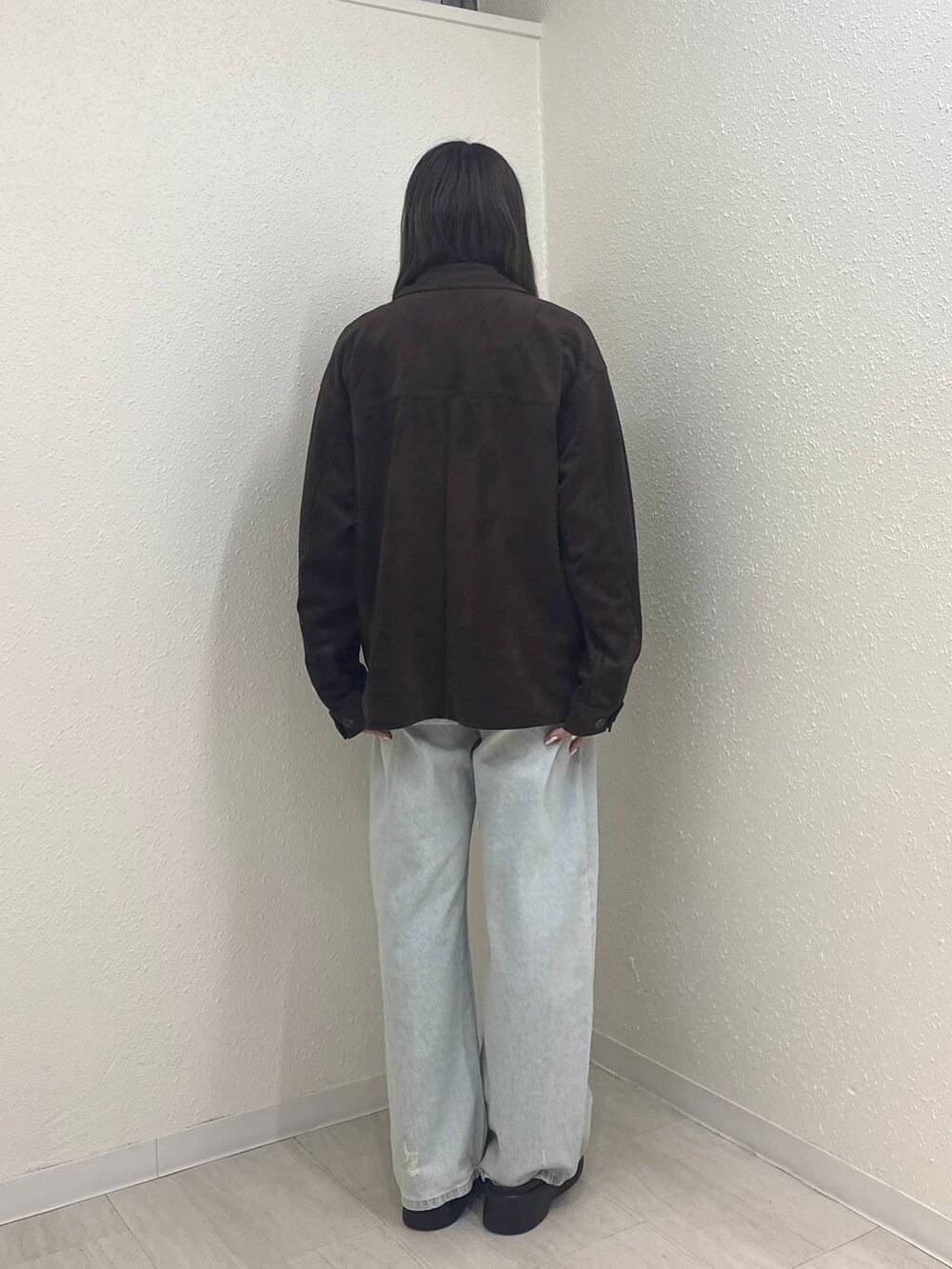 ホワイト系のTシャツ/カットソー、ブルー系のデニムパンツ、ブラック系のサンダルを着用したレディースの冬コーディネートの2枚目の写真