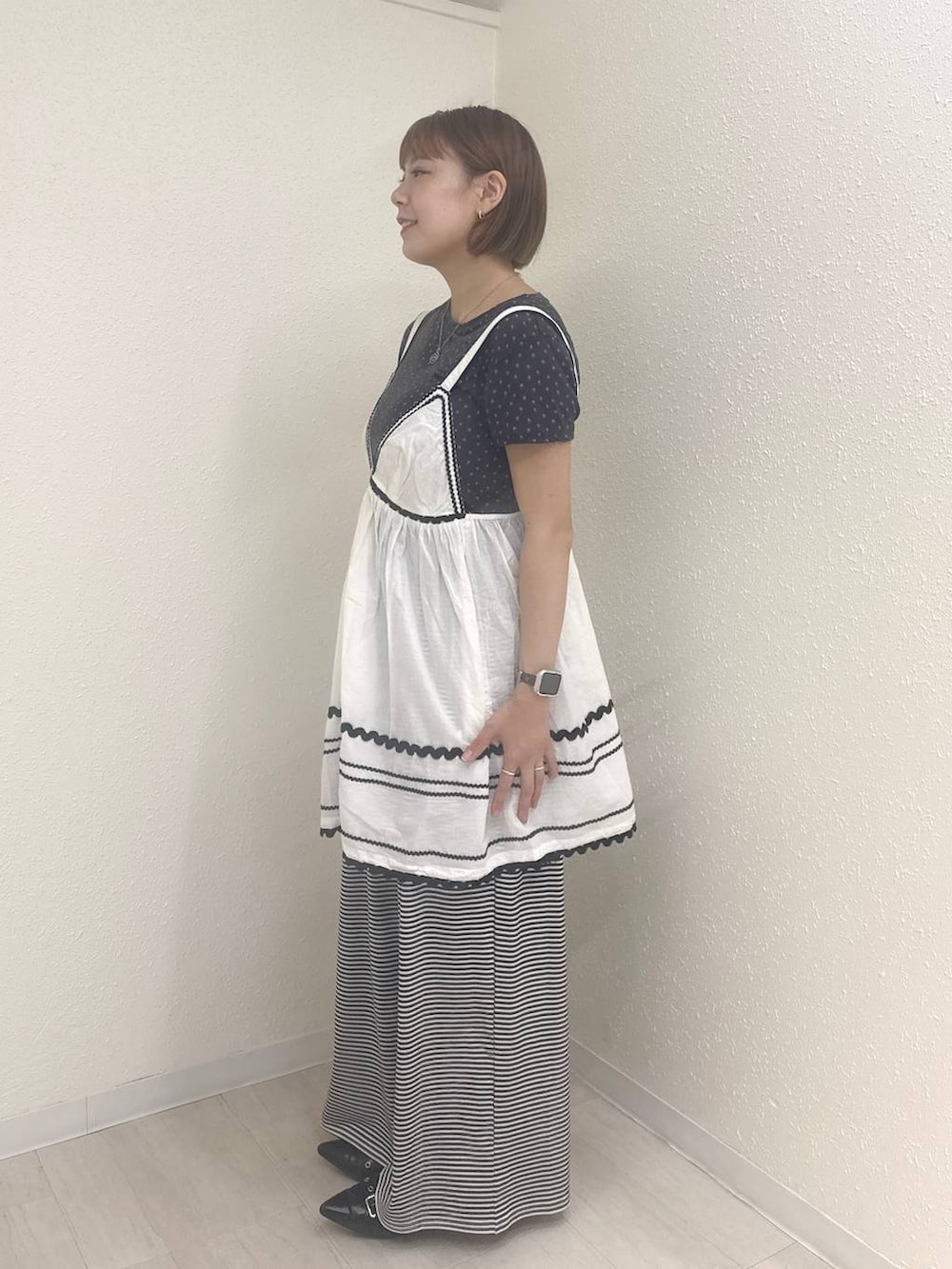 ホワイト系のその他パンツ、グレー系のTシャツ/カットソー、ホワイト系のワンピースを着用したレディースの夏コーディネートの3枚目の写真
