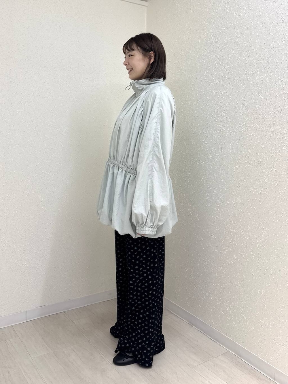 ブラック系のその他パンツ、グリーン系のワンピースを着用したレディースの秋コーディネートの3枚目の写真