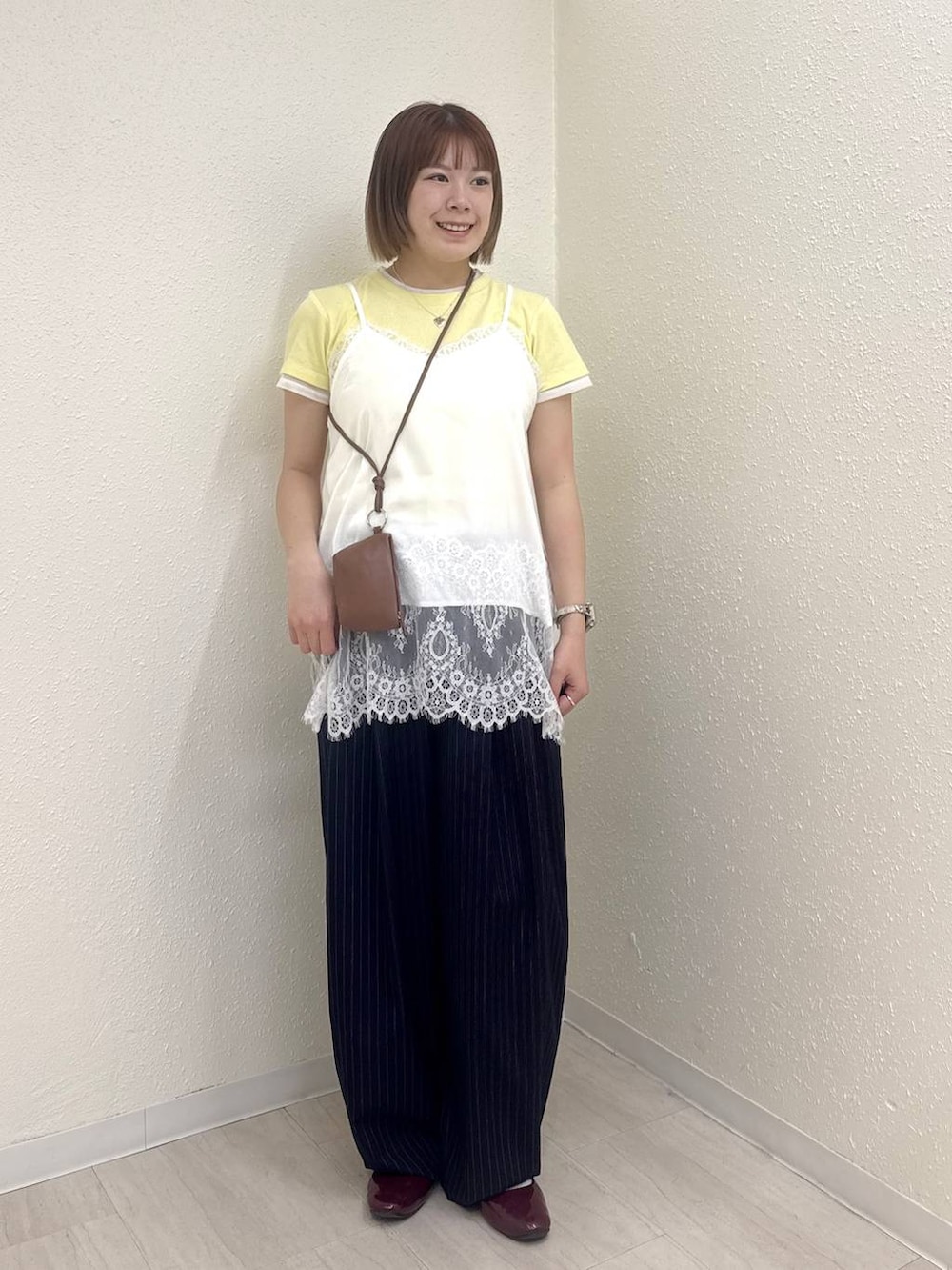 ブルー系のその他パンツ、ホワイト系のTシャツ/カットソー、イエロー系のTシャツ/カットソーを着用したレディースの春コーディネートの3枚目の写真